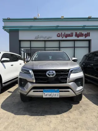 تويوتا فورتشنر 2023 فضي مستعملة للبيع