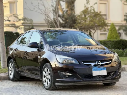 اوبل أسترا 2018 أحمر غامق مستعملة للبيع - 1