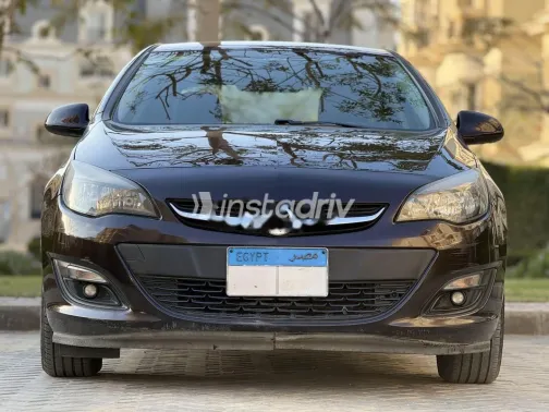 اوبل أسترا 2018 أحمر غامق مستعملة للبيع - 2