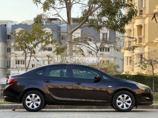 اوبل أسترا 2018 أحمر غامق مستعملة للبيع - 3