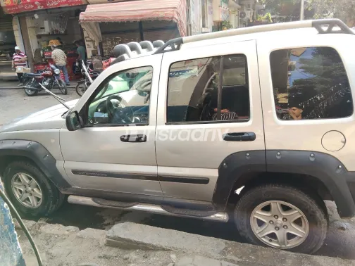 جيب ليبيرتى 2005 أبيض مستعملة للبيع - 2