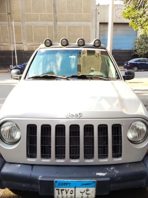 جيب ليبيرتى 2005 أبيض مستعملة للبيع - 4