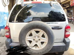 جيب ليبيرتى 2005 أبيض مستعملة للبيع