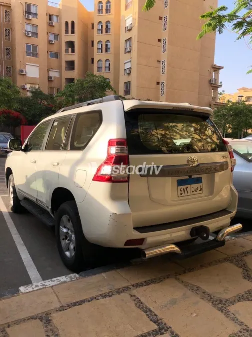 تويوتا لاند كروزر 2014 أبيض مستعملة للبيع - 7