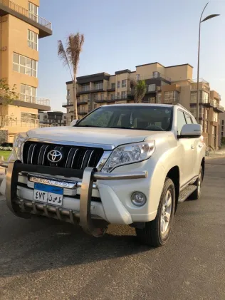 تويوتا لاند كروزر 2014 أبيض مستعملة للبيع