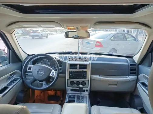 جيب شيروكي 2009 أزرق غامق مستعملة للبيع - 3