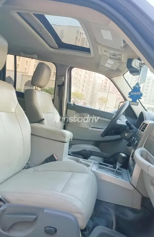 جيب شيروكي 2009 أزرق غامق مستعملة للبيع - 7