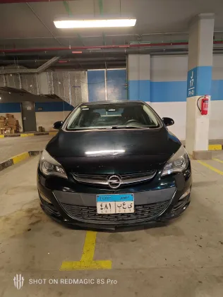 اوبل أسترا 2018 أبيض مستعملة للبيع
