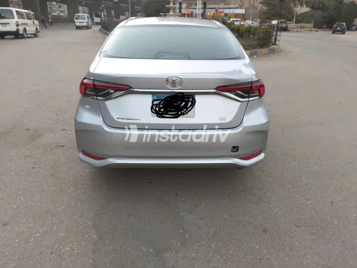 تويوتا كورولا 2021 أبيض مستعملة للبيع - 1