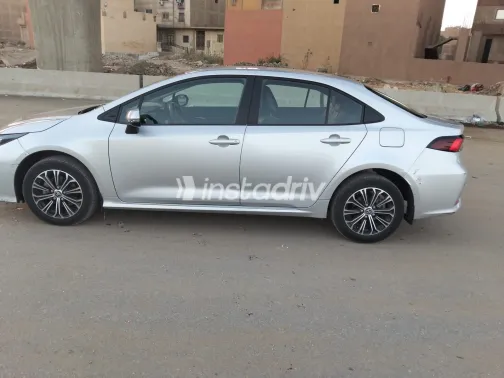 تويوتا كورولا 2021 أبيض مستعملة للبيع - 3