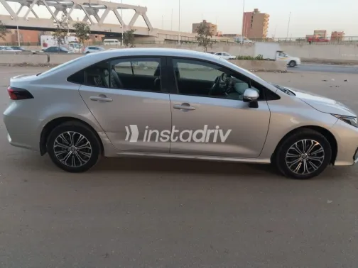 تويوتا كورولا 2021 أبيض مستعملة للبيع - 4