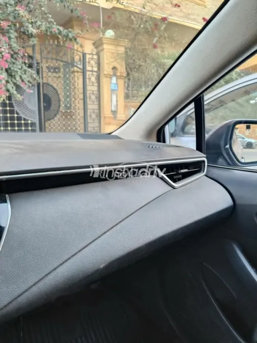 تويوتا كورولا 2021 أبيض مستعملة للبيع - 9