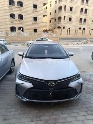 تويوتا كورولا 2021 أبيض مستعملة للبيع