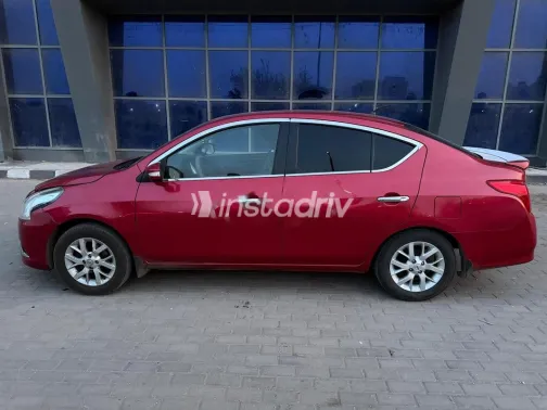 نيسان صنى 2021 أحمر مستعملة للبيع - 2