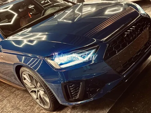 اودي A4 2024 أزرق غامق مستعملة للبيع - 1