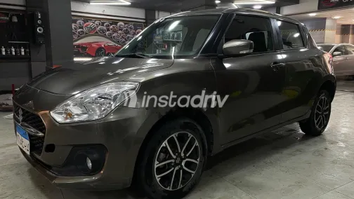 سوزوكى سويفت 2022 برونزي مستعملة للبيع - 1