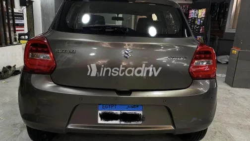 سوزوكى سويفت 2022 برونزي مستعملة للبيع - 2