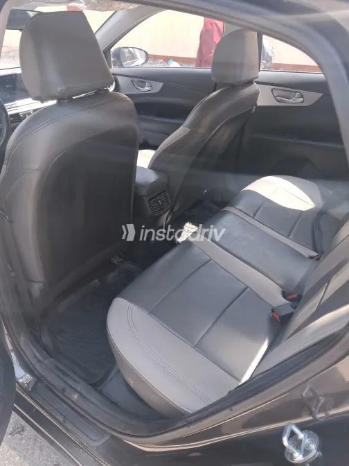 كيا جراند سيراتو 2022 أبيض مستعملة للبيع - 1