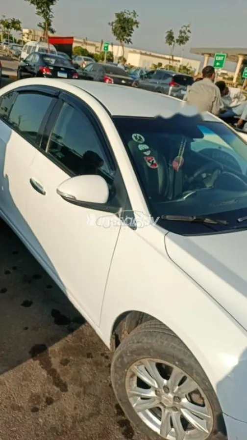 Chevrolet Cruze 2017 White Used for Sale - 7