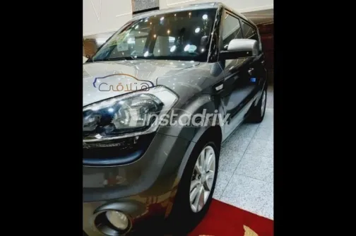 كيا سول 2012 رمادي غامق مستعملة للبيع - 1