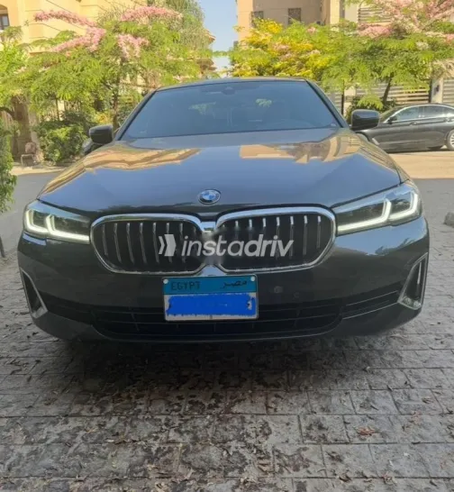 بي ام دبليو 520 2023 رمادي غامق مستعملة للبيع - 1