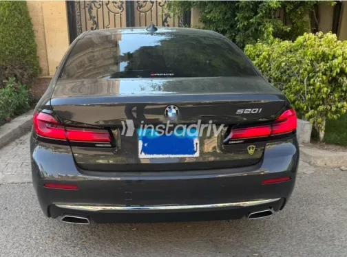بي ام دبليو 520 2023 رمادي غامق مستعملة للبيع - 2