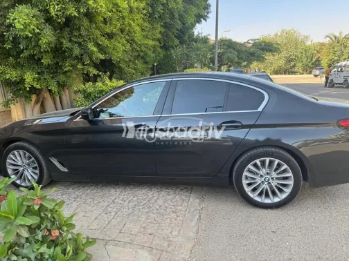 بي ام دبليو 520 2023 رمادي غامق مستعملة للبيع - 3