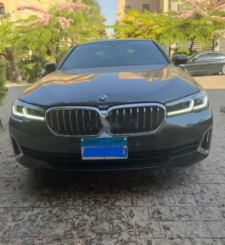 بي ام دبليو 520 2023 رمادي غامق مستعملة للبيع