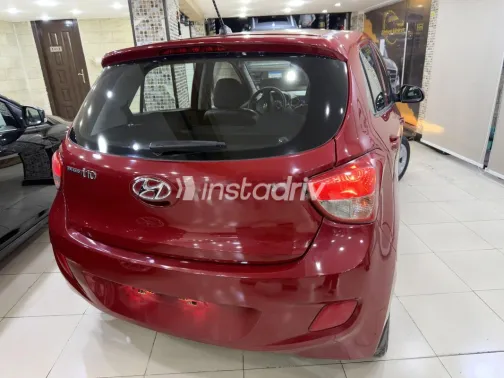 هيونداي جراند i10 2015 أحمر غامق مستعملة للبيع - 5