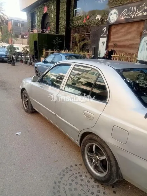 هيونداي فيرنا 2015 فضي مستعملة للبيع - 2