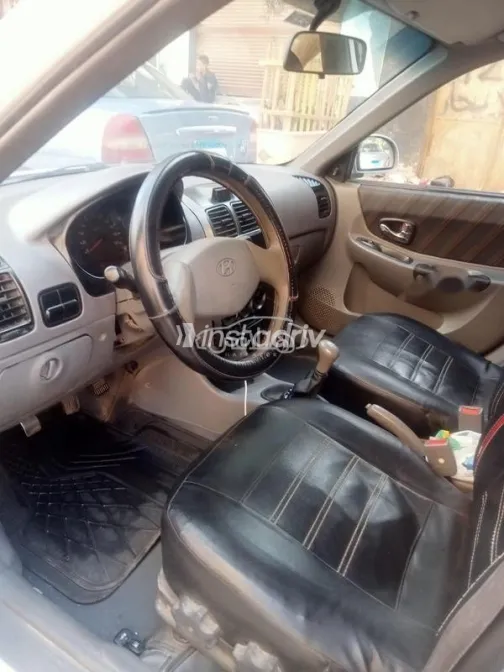 هيونداي فيرنا 2015 فضي مستعملة للبيع - 4