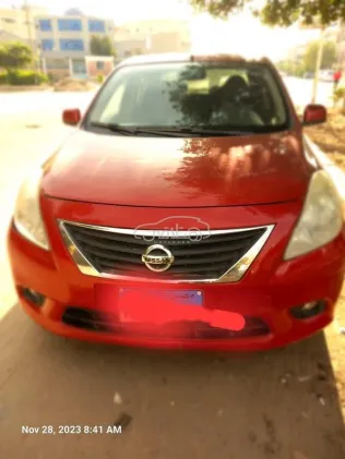 نيسان صنى 2014 أحمر مستعملة للبيع