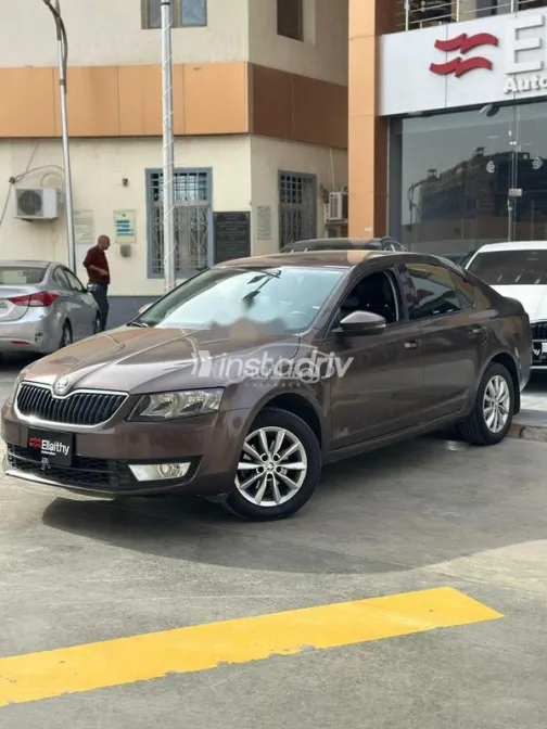 سكودا اوكتافيا 2016 بني مستعملة للبيع - 1