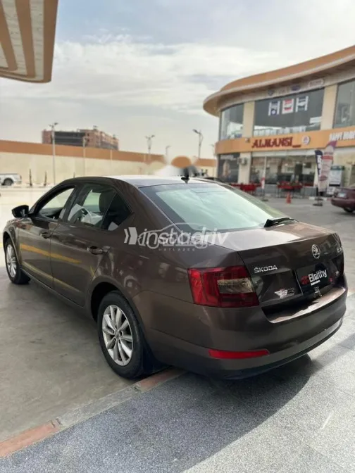 سكودا اوكتافيا 2016 بني مستعملة للبيع - 4