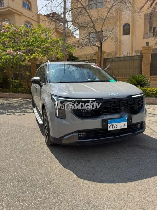 كيا كارنفال 2025 أبيض مستعملة للبيع - 1