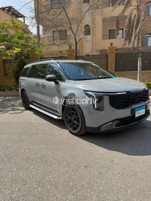 كيا كارنفال 2025 أبيض مستعملة للبيع - 2