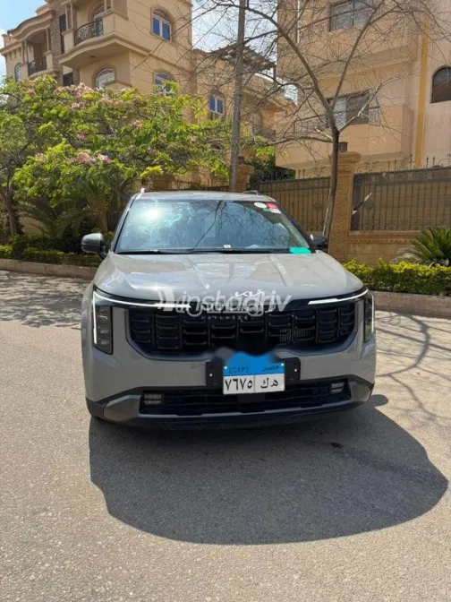 كيا كارنفال 2025 أبيض مستعملة للبيع - 3