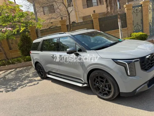 كيا كارنفال 2025 أبيض مستعملة للبيع - 4