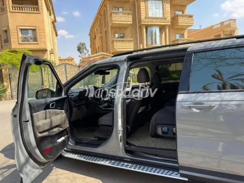 كيا كارنفال 2025 أبيض مستعملة للبيع - 5