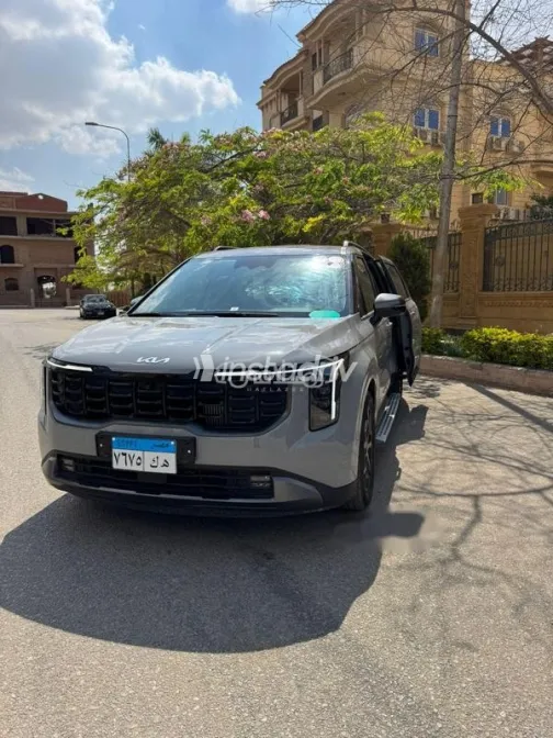 كيا كارنفال 2025 أبيض مستعملة للبيع - 9