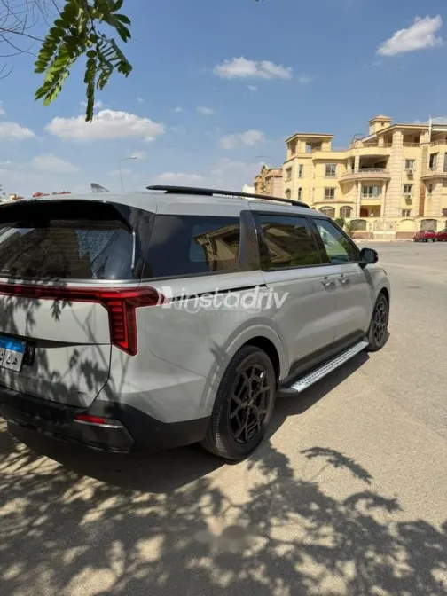 كيا كارنفال 2025 أبيض مستعملة للبيع - 10