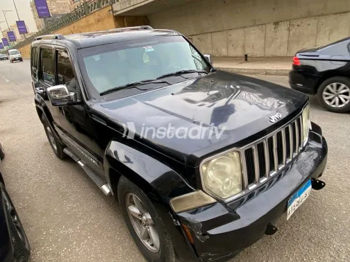 جيب شيروكي 2010 أبيض مستعملة للبيع - 1