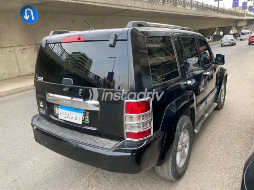 جيب شيروكي 2010 أبيض مستعملة للبيع - 3