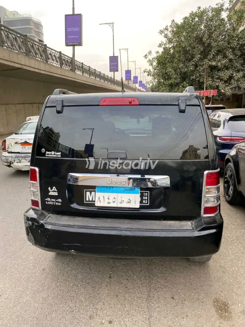 جيب شيروكي 2010 أبيض مستعملة للبيع - 7