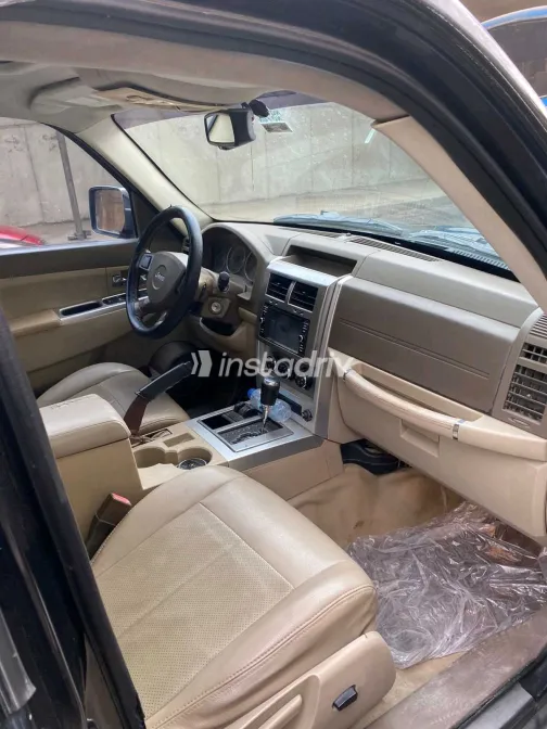 جيب شيروكي 2010 أبيض مستعملة للبيع - 8