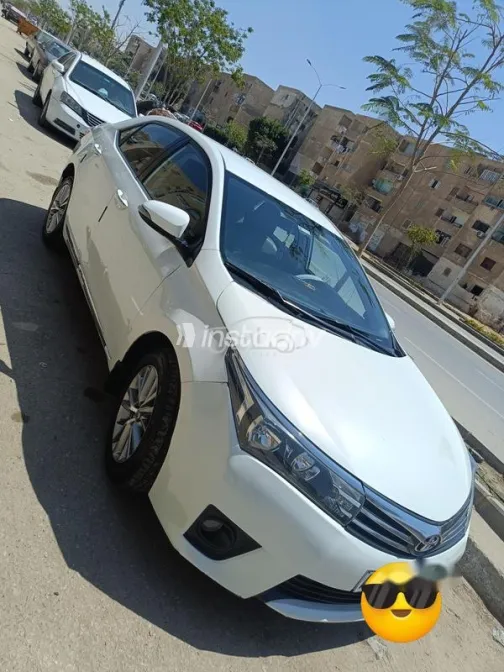 تويوتا كورولا 2014 أبيض مستعملة للبيع - 2