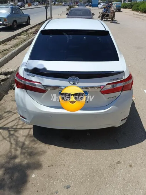 تويوتا كورولا 2014 أبيض مستعملة للبيع - 4