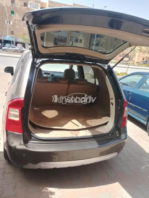 كيا كارينز 2010 بني مستعملة للبيع - 6