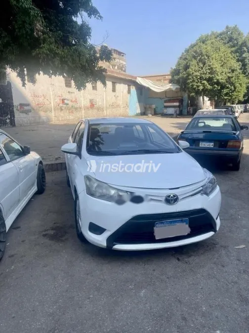 تويوتا ياريس 2015 أبيض مستعملة للبيع - 1