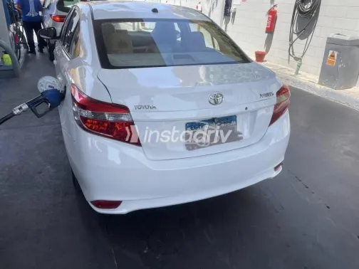 تويوتا ياريس 2015 أبيض مستعملة للبيع - 2